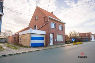Op zoek naar een woning die rust, ruimte én potentieel combineert? Ontdek deze charmante, volledig onderkelderde alleenstaande woning op een perceel van 655 m² in het landelijke Houthulst. Hier geniet je van volledige privacy, open vergezichten en een zuidgerichte tuin met ponypiste : een droomplek voor dierenliefhebbers en buitenmensen. Deze prijs is een vanafprijs.<br /><br />Binnenin wacht een verrassend ruime woning met een lichtrijke leefruimte, volledig uitgeruste keuken en een polyvalente bureauruimte die ook perfect dienst kan doen als derde slaapkamer. Zowel op het gelijkvloers als op de eerste verdieping is een volwaardige badkamer aanwezig, telkens uitgerust met ligbad, lavabo en toilet.<br /><br />Uniek aan deze woning is de grote functionele ruimte: een kelder onder de volledige woning, twee garages, én twee zolders (waarvan één bereikbaar via een uitklapbare trap, en één boven de garage). Ideaal voor wie nood heeft aan extra opbergruimte, hobbyruimte of een werkatelier.<br /><br />Recent werd de woning voorzien van warmtepompen, waardoor je duurzaam en energiezuinig verwarmt, met meer comfort tot gevolg.<br /><br />De volledig omheinde tuin van ca. 595 m² is zuidgericht en biedt een schitterend zicht op de omliggende hooivelden. Dankzij de aanwezige ponypiste en ruime tuin is dit een ideale woning voor wie houdt van het buitenleven, dieren of tuinieren.<br /><br />Troeven:<br />2 slaapkamers + bureau (mogelijk 3e slaapkamer)<br />2 badkamers<br />Grote kelder, dubbele garage en twee zolders<br />Recent voorzien van warmtepompen<br />Zuidgerichte tuin met ponypiste<br />Rustige, landelijke ligging met weids uitzicht<br /><br />📞 Interesse? Contacteer Thijs:<br />📲 051 57 54 61<br />📧 friedel@grouptrybou.be | thijs@grouptrybou.be