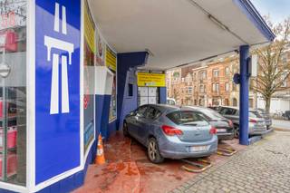 mmo DAVID presenteert: Strategisch gelegen garage met commerciële ruimte<br /><br />Dit pand aan het levendige Place de la Beauté biedt een unieke kans voor ondernemers die zichtbaarheid en functionaliteit willen combineren.<br /><br />De commerciële ruimte bevindt zich aan het plein zelf, terwijl de garage toegankelijk is via twee kanten: Rue Jules Broeren en de Geurstraat, wat flexibiliteit en praktische bereikbaarheid biedt. De totale oppervlakte van de garage en commerciële ruimte bedraagt 89 m², gelegen op een perceel van 2a32ca. Het pand beschikt over zes private parkeerplaatsen, wat het bijzonder aantrekkelijk maakt voor zowel klanten als personeel.<br /><br />Dankzij de centrale ligging bevindt u zich nabij openbaar vervoer, winkels en andere commerciële activiteiten, waardoor dit pand uitermate geschikt is voor winkels, kantoren, ateliers of servicepunten.<br /><br />Het is een interessante investering voor zowel actieve ondernemers als beleggers die zoeken naar rendement en toekomstmogelijkheden. Deze locatie garandeert dat uw onderneming zichtbaar en vindbaar is, waardoor het een unieke kans biedt om een commercieel project te realiseren in een dynamische omgeving.<br /><br />
<p>Bestuursmaatregelen in het maatregelenregister: in aanvraag.</p>