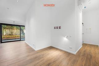 Deze gezellige en comfortabele woonst op de gelijkvloerse verdieping maakt deel uit van een authentiek gebouw met mooie uitstraling dat in 2025 volledig werd ontmanteld en gerenoveerd met zeer kwalitatieve uitrustingen, technieken en duurzame materialen. Deze studio / dit appartement is zeer energiezuinig (A label) met een lage ecologische voetafdruk, door gebruik te maken van o.a. doorgedreven isolatietechnieken van dak, vloeren, muren en ramen, met voorziening van kwalitatieve zonnepanelen in combinatie met duurzame warmtepompen, waarbij binnenunits voor verwarming én koeling zorgen voor dagdagelijks zorgeloos wooncomfort. De studio beschikt over een gezellige en praktische woonruimte met een volledig uitgeruste keuken en een aparte badkamer met douche, lavabo en wc. Tevens beschikt de studio over een privatief terras van maar liefst 19 m2. Achteraan het gebouw is, naast een fietsberging, tevens een gezellig stadstuintje waar de bewoners gebruik kunnen van maken. Belangrijke troef is tevens de uitstekende, rustige ligging op wandelafstand van het o.a. het centrum, het station, het Sluispark en alle nodige faciliteiten. Dat alles maakt deze woonst zeer geschikt voor o.a. alleenstaanden en koppels zonder kinderen. Heeft u vragen of wenst u een bezoek te plannen? Contacteer ons via info@homies.be of 016 22 82 22. HOMIÉS, an Eye for Immo.