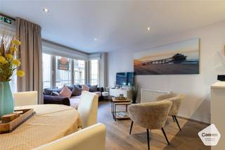 Ontdek dit <strong>lichtrijke</strong> en <strong>instapklare</strong> <strong>appartement</strong> op een <strong>toplocatie</strong> in het centrum van Blankenberge, op een <strong>boogscheut</strong> van het <strong>strand</strong> en met <strong>vlotte</strong> <strong>verbindingen</strong> via het <strong>openbaar</strong> <strong>vervoer</strong>. Dankzij de centrale ligging geniet u van alle voorzieningen binnen handbereik.<br /><br />Het appartement bevindt zich op de <strong>eerste</strong> <strong>verdieping</strong> van een recente residentie en is bereikbaar met de <strong>lift</strong>. Bij het betreden valt meteen de <strong>ruime</strong> en <strong>lichtrijke</strong> <strong>leefruimte</strong> op, die naadloos overgaat in een <strong>volledig</strong> <strong>uitgeruste</strong> <strong>open</strong> <strong>keuken</strong>. Vanuit de leefruimte heeft u rechtstreeks toegang tot een <strong>aangenaam</strong> <strong>terras</strong> waar u in alle rust kan genieten. Verder beschikt het appartement over <strong>twee</strong> <strong>volwaardige</strong> en <strong>ruime</strong> <strong>slaapkamers</strong>, een <strong>badkamer</strong> uitgerust met een <strong>ligbad</strong> met <strong>mogelijkheid</strong> tot <strong>douchen</strong> en een praktische <strong>berging</strong> met <strong>aansluiting</strong> voor een <strong>wasmachine</strong>.<br /><br />Extra troeven zijn de <strong>conforme</strong> <strong>elektrische</strong> <strong>keuring</strong> en het moderne karakter van het gebouw. Daarnaast biedt de eigenaar de <strong>mogelijkheid</strong> om een ruime <strong>staanplaats</strong> op niveau -1 <strong>aan</strong> <strong>te</strong> <strong>kopen.</strong><br /><br />Dankzij de uitstekende ligging, het comfort en de praktische indeling is dit appartement uitermate geschikt als tweede verblijf, investering of hoofdverblijfplaats.