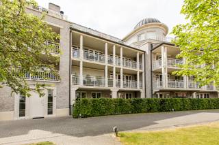 <p>Appartement op de eerste verdieping met twee slaapkamers gelegen in Residentie "Augustijnenpark" te Herentals.</p>
<p>Indeling en omschrijving; <br />Ruime inkomhal, ingerichte open keuken met eethoek en aansluitende woonkamer, twee slaapkamers, badkamer met ligbad, aparte douchecel, bergruimte en toiletruimte. Twee terrassen I oost-georiënteerd en terras II west-georiënteerd.</p>
<p>Extra info: Autoplaats (P17) en kelder (K21) gelegen in het ondergrondse complex I geen verdere gemeenschappelijke kosten I EPC 101 kWh/ (m² jaar) label B I watertoets: P-score: C I G-score: A.</p>