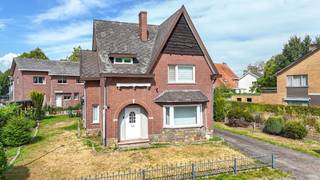 <p>Bij ImmoFusion 7/7 “open huis” : klik op onze 3D-TOUR.<br />Ervaar vastgoed alsof je er zelf doorloopt!<br /><br /></p>
<p>Welkom in deze ruime gezinswoning gelegen in de Kerkstraat 10 te Houthalen-Helchteren. Deze woning biedt bijzonder veel leefruimte, een praktische indeling en tal van mogelijkheden om er helemaal uw eigen thuis van te maken. Met drie ruime slaapkamers, twee badkamers, een grote veranda, een mooie omheinde tuin en een garage beschikt deze woning over heel wat troeven. Dankzij de verschillende leefruimtes en de grote afmetingen is dit bovendien een woning met potentieel voor wie ruimte en mogelijkheden belangrijk vindt.<br /><br /></p>
<p>Bij het binnenkomen betreedt u de inkomhal met de trap naar de bovenverdieping meteen aan de linkerzijde. Vanuit de hal komt u rechtstreeks in de bijzonder ruime living. De grote leefruimte biedt voldoende plaats voor een comfortabele zithoek en een ruime eetkamer, waardoor hier een aangename centrale leefruimte ontstaat voor het hele gezin.<br /><br /></p>
<p>Verder rechtdoor in de inkomhal bevindt zich een extra tussenkamer. Deze polyvalente ruimte kan perfect ingericht worden als bureau, speelkamer, hobbyruimte of eventueel als rustige werkplek. Zo krijgt u meteen een extra ruimte die flexibel kan worden ingevuld volgens uw eigen behoeften.<br /><br /></p>
<p>Achteraan de woning bevindt zich de keuken. Hoewel deze vandaag wat verouderd is, biedt ze een mooie basis om volledig naar eigen smaak en wensen te moderniseren. De keuken staat rechtstreeks in verbinding met de grote veranda. Deze ruime veranda vormt een bijzonder aangename extra leefruimte met veel mogelijkheden: een gezellige zithoek, eetruimte, hobbyruimte of plaats om het hele jaar door van de tuin te genieten. Via de veranda bereikt u achteraan de woning nog een grote extra badkamer en een aparte, ruime waskamer. De aanwezigheid van deze bijkomende ruimtes zorgt voor heel wat praktisch comfort en mogelijkheden.<br /><br /></p>
<p>Op de bovenverdieping bevinden zich drie ruime slaapkamers. Alle kamers bieden voldoende plaats voor een volwaardig bed, kasten en verdere inrichting. Daarnaast beschikt de verdieping over een tweede badkamer, wat zorgt voor extra comfort en privacy voor het gezin.<br /><br /></p>
<p>Ook buiten heeft deze woning heel wat te bieden. De mooie, volledig omheinde tuin vormt een aangename plek om te ontspannen, kinderen te laten spelen of gezellig samen te genieten van het buitenleven. De garage zorgt bovendien voor extra bergruimte en parkeermogelijkheid.<br /><br /></p>
<p>De woning is gelegen in de Kerkstraat in Helchteren, op korte afstand van het centrum en verschillende dagelijkse voorzieningen. In de omgeving bevinden zich onder meer winkels, horeca, scholen en openbaar vervoer. Ook de verbindingen richting de E314 zijn vlot bereikbaar, waardoor zowel Genk, Hasselt als andere Limburgse steden gemakkelijk bereikbaar zijn.<br /><br /></p>
<p>Deze ruime woning is dan ook een interessante opportuniteit voor wie op zoek is naar veel leefruimte, een grote tuin en vooral een woning die nog volledig naar eigen smaak kan worden ingericht.<br /><br /></p>
<p><strong>Pluspunten:<br /></strong>- Zeer ruime woning<br />- 3 ruime slaapkamers<br />- 2 badkamers<br />- Grote veranda als extra leefruimte<br />- Mooie omheinde tuin<br />- Perceelbreedte van 20m<br />- Garage aanwezig<br />- Keuken met mogelijkheden om naar eigen smaak te vernieuwen</p>
<p>Voor een bezichtiging ter plaatse of meer info, bel ons op 078/78.78.70, of kom gewoon binnen op ons kantoor, steeds welkom!</p>