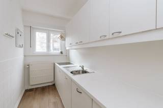 <p><strong>Rust en ruimte op een centrale locatie.</strong> Dit instapklare appartement combineert het comfort van stadswonen met het zeldzame voordeel van een privatieve tuin van maar liefst 123 m². Je woont hier in een rustige straat, maar toch vlakbij alle voorzieningen die Berchem te bieden heeft.</p><p><br /></p><p><strong>Het appartement bestaat uit</strong> een inkomhal – apart toilet – een ruime en lichtrijke woonkamer – een verzorgde en uitgeruste keuken – 2 slaapkamers (ca. 10-15m²), waarvan één aansluitingen heeft voor wasmachine en droogkast – een badkamer met ligbad en wastafel – een zuidgerichte tuin.</p><p><br /></p><p><strong>Troeven</strong>: instapklaar appartement - uitzonderlijk grote privétuin (123 m²) - ruime, lichtrijke leefruimte - rustige, centrale ligging in Berchem.</p><p><br /></p><p>Bezoek mogelijk na aanmaken huurdersprofiel via https://mijnhuurprofiel.be/property/3913d676-916f-4fbe-be0e-b98de38efbce</p>