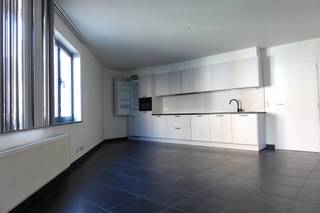 <span><strong>Ruim 2-slaapkamer appartement met stadstuin te Turnhout.</strong><br />EPC: 279kWh/m² | Beschikbaar: onmiddellijk | Geen gemeenschappelijke kosten!<br /><br /><strong>Bezoek aanvragen kan via deze link</strong>:<strong> https://dilegno.mijnhuurprofiel.be/property/ede62c75-b051-47bf-8216-513ab61ba18e</strong><br /><br /><strong><span>Omschrijving:<br /></span></strong></span><span>We betreden dit appartement op de gelijkvloerse verdieping. Het appartement beschikt over een ruime woonkamer met open, volledig geïnstalleerde keuken (combi-oven, vaatwasser, koelkast,<span> </span>spoelbak en inductievuur). Tevens<span> </span>beschikt de woning over<span> een praktische wasplaats en 2 volwaardige slaapkamers met telkens een ensuite badkamer. </span>De badkamers zijn uitgerust met elks een douche, een wastafel en een toilet. Vanuit de woonkamer is er toegang tot de stadstuin.<br /><br /><strong><span>Algemeen:</span></strong><br />- EPC: 279kWh/m²<br />- Airco's aanwezig<br />- 2 slaapkamers<br />- GEEN gemeenschappelijke kosten!<br />- Beschikbaarheid: onmiddellijk</span>