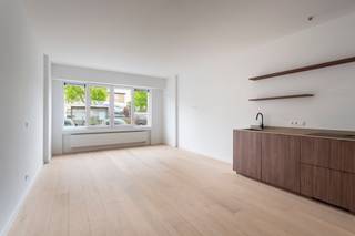 Gelegen op een uitstekende locatie in de nabijheid van groen, scholen, winkels, goede verbindingen met openbaar vervoer en snelwegen voor eenvoudige mobiliteit in en rond Wilrijk. U betreedt het appartement via een ruime inkomhal waar plaats is voor een vestiaire kast. De zeer ruime leefruimte op parket geniet van erg veel natuurlijke lichtinval en is perfect voor ontspanning en vermaak. De volledig uitgeruste keuken geniet van alle comfort en is een meesterwerk van functionaliteit. Het appartement heeft 2 slpk van ca. 15 m², 10 m². De badkamer heeft een ruime inloopdouche met douchebak, gouden kraanwerk en een dubbel lavabo meubel met opbouwkommen. Via de 2e slpk geeft heeft u toegang tot de zeer aangename tuin van 61m² voor de liefhebbers die graag buiten zitten. Verder is er ook een lift in het gebouw die ook toegang geeft tot de kelder. Dit app heeft een kelderbergingen van 22m².