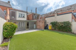 <p><strong>Gezellige stadswoning met 3 grote slaapkamers en toffe tuin op 308 m²</strong><br />EPC C I Asbestveilig I Instapklaar<br /><br /><strong>Gunstig gelegen</strong> in het centrum van Geel, vlakbij winkels, scholen, openbaar vervoer en met een vlotte bereikbaarheid naar de Ring en de autosnelweg.<br /><br />Deze <strong>charmante en verzorgde stadswoning </strong>bestaat uit een royale inkomhal met gastentoilet en toegang naar de kelder, een aangename en lichte leefruimte met rolluik vooraan en aansluitende eenvoudige keuken met gasvuur en dampkap. Van hieruit kan je naar de mooie en ruime veranda waar het steeds aangenaam vertoeven is, het grote terras en de tuin. Ook de berging/wasplaats kan je hier terugvinden. <br /><br />Op de <strong>eerste verdieping </strong>treffen we twee ruime slaapkamers waarvan 1 met dressing en 1 met een grote ingemaakte kastenwand. Vanuit beide slaapkamers toegang naar de badkamer. Deze werd ingericht met een bad en douche, wastafel en toilet. Zij komt ook uit in de nachthal zodat zij tevens apart bereikbaar is. <br /><br />Op de tweede verdieping werd nog een grote slaapkamer/hobbykamer voorzien. <br /><br /><strong>Bijzonderheden:</strong><br />-gunstige ligging<br />-toffe zonnige tuin<br />-instapklaar<br />-gerenoveerd<br />-asbestveilig</p>