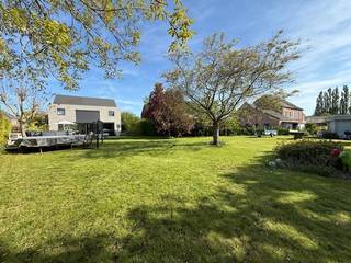 Exclusieve moderne villa met ZW tuin: EPC .Deze stijlvolle, tijdloze, moderne villa biedt meer dan 280 m² bewoonbare opp. en is ZW-georiënteerde...