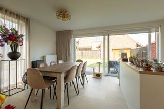 Deze <strong>moderne nieuwbouwwoning</strong> is rustig gelegen in een doodlopende straat in Roeselare, met toch een uitstekende bereikbaarheid nabij winkels, scholen en andere voorzieningen.<br />Bij het binnenkomen word je verwelkomd in de inkomhal met gastentoilet. De ruime en lichtrijke leefruimte sluit naadloos aan op de open, volledig uitgeruste keuken met alle hedendaagse toestellen (spoelbak, kookplaat, dampkap, koelkast, oven en vaatwasser). Aansluitend is er een praktische berging.<br /><br />Op de eerste verdieping bevinden zich <strong>drie volwaardige slaapkamers</strong> en een stijlvolle badkamer met ligbad, inloopdouche, dubbele lavabo en een apart toilet.<br />Naast de woning is er een oprit die toegang geeft tot de<strong> zonnige tuin met terras en tuinberging</strong> – ideaal om in alle rust te genieten.<br /><br />De woning is uitgerust met zonnepanelen en wordt verwarmd op aardgas, wat bijdraagt aan een energiezuinig wooncomfort.<br /><br />Troeven:<br />Nieuwbouwwoning<br />3 slaapkamers<br />Oprit<br />Zonnepanelen<br /><br />Bij interesse bel ons op het nummer 051/62 40 40