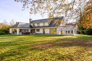 Charmante villa avec de nombreuses possibilités d'agrandissement sur un domaine privé unique bordant une réserve naturelle à SchildeDans l'un des...