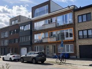 <p><span>Op te frissen appartement met 2 slaapkamers in verzorgd gebouw.</span></p><p><span>Op een centrale en vlot bereikbare locatie bevindt zich dit te renoveren appartement met een bewoonbare oppervlakte van ca. 75 m², gelegen aan de Ringlaan 32 te Merksem. </span></p><p><span>Dankzij de ligging geniet u van een uitstekende bereikbaarheid en bevindt u zich in de nabijheid van winkels, scholen en openbaar vervoer.</span></p><p><span>Privé kelder inclusief.<br />Dit te renoveren appartement is ideaal als starterswoning, gezinswoning of als interessante investering met aantrekkelijk verhuurpotentieel, dankzij de gunstige ligging en de ruime mogelijkheden die het pand biedt.</span></p><p><span>Interesse?</span></p><p><span>Bent u op zoek naar een appartement dat u volledig naar uw eigen smaak kunt renoveren en inrichten? </span></p><p><span>Neem vandaag nog contact op voor meer informatie of een vrijblijvende bezichtiging.</span></p><p><span><br />Paalstraat 63, 2900 Schoten<br />03 658 74 74<br />info@verlimmo.be<br />www.verlimmo.be</span></p><p><span>Verlimmo Voel je thuis.</span></p>