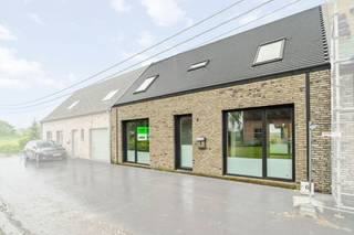 Tussen de velden in het landelijke Esen bevindt zich deze energiezuinige gesloten bebouwing. De recente woning is omgeven door groen en ligt op fietsafstand van de dorpskern waar zich de lokale handelaars bevinden. Het centrum van Diksmuide ligt op amper 6 km, dus grote supermarkten, openbaar vervoer en scholen liggen op een steenworp. Kortom de ideale ligging voor wie houdt van de rust en toch centraal wenst te wonen.<br /><br />Via de inkomhal met vestiaire en apart toilet komt men in de woonkamer met open keuken (voorzien van ingebouwde frigo, inductie kookplaat, heteluchtoven, vaatwasmachine, dampkap en wastafel). De benedenverdieping wordt vervolledigd door een bergruimte en een technische ruimte.<br /><br />Op de bovenste verdieping bevinden zich 2 ruime kamers en de badkamer voorzien van dubbele wastafel, ingemaakte kasten en een inloopdouche.<br /><br />In de tuin met zicht op de velden is het heerlijk vertoeven. Verder is er ook een ruim tuinhuis.<br /><br />Bouwtechnisch is deze woning voorzien van driedubbele beglazing, wordt er verwarmt met een warmtepomp en is er een regenwaterput. <br /><br />Vrij vanaf: 01/08/2026.<br /><br />
