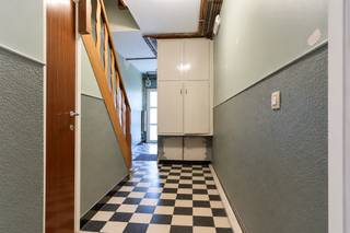 <p>Dit centraal gelegen gebouw in Beveren omvat drie appartementen van elk ca. 80 m². Elk appartement beschikt over een inkomhal, een lichtrijke woonkamer, 2 volwaardige slaapkamers, een keuken en een badkamer.<br /><br />De appartementen zijn momenteel aan een opfrissing toe, maar bieden daardoor heel wat mogelijkheden voor wie op zoek is naar een vastgoedproject met potentieel. Mits de nodige renovatie en modernisering kunnen de units opnieuw aantrekkelijk worden ingericht en afgestemd op de hedendaagse woonbehoeften.<br /><br />Dit maakt het geheel bijzonder interessant voor investeerders die een meerwaarde willen creëren, maar ook voor wie zich richt op de residentiële verhuurmarkt en meerdere verhuureenheden op één locatie wil verwerven.<br /><br />Dankzij de centrale ligging in Beveren, de mooie oppervlaktes en de praktische indeling met telkens 2 slaapkamers, vormen deze appartementen een interessante basis voor een renovatie- en investeringsproject.<br /><br />Wij leiden je graag persoonlijk rond!</p>