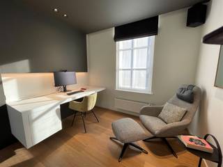 <p><span>Zeer mooie en rustig gelegen half open woonhuis. Oprit voor twee auto's, inkom, vestiaire, toilet, ruime living in parket met vooraan open bureel, ruime ingerichte keuken (kookplaten, dampkap, koelkast, kombi-oven, grote wasplaats), zongericht terras, tuin (zuidwesten), 3 slaapkamers waarvan één met ingemaakte kasten, grote zolderkamer, grote garage. Bewoonbare oppervlakte 200 m³. CV op gas. De woning is voorzien van zonnepanelen. Zeer gunstig EPC 104 kWh/m². Vrij vanaf 01/10/2026. Voor info of bezoek : bel 056.21.58.00 of www.immo-lvb.be.</span></p>