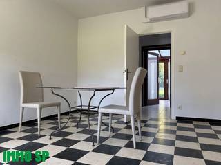 De woning heeft de volgende indeling: Men komt binnen in de leefruimte (tegels; 21m²) . Van hieruit kan men naar de ingerichte keuken (tegels,...