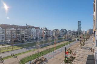 Op een absolute toplocatie te Heist, in de gegeerde Graaf d’Ursellaan, verkopen wij dit prachtig appartement dat uitblinkt in licht, ruimte...