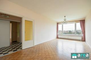 <p>Te renoveren 2-slaapkamer-appartement met terras en kelderberging.<br /><br />Ontdek dit centraal gelegen appartement op de grens tussen Borgerhout 2140 en Deurne 2100. Het bevindt zich op de bovenste (5e) verdieping van een kleinschalig gebouw met lift! <br />In de directe omgeving vindt u verschillende supermarkten, winkels, ziekenhuizen, het Rivierenhof!, ... Het appartement is gemakkelijk bereikbaar met het openbaar vervoer of de auto. De snelweg ligt op nog geen 5 minuten rijden.</p><p>Ondergrondse staanplaats verplicht mee aan te kopen aan €15.000.</p><p><br />Grootste troeven:<br />- Gunstig EPC (B)<br />- Terras (6m²)<br />- Totale oppervlakte 80m²<br />- Centrale locatie</p><p>Indeling: We betreden het appartement via de inkomhal (5m²), dewelke toegang verleent tot de leefruimte op parketvloer (26m²) en de aparte keuken (9m²). <br />2 slaapkamers (10m² en 14m²) met hiernaast het balkon (6m²), alsook de badkamer met bad, lavabo  (4m²) en apart toilet.<br />Tot slot beschikt het appartement over een kelderberging (3m²).</p><p>Dit appartement is een uitstekende keuze voor wie op zoek is naar een investering op een centrale locatie! <br />Voor een afspraak of meer informatie kan u terecht bij Area Partners. INFO@area.be of 03/ 284.60.60</p>