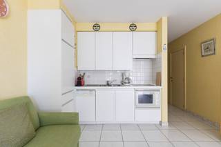 Oostduinkerke: Instapklare studio te koop met een slaaphoek.Instapklare studio op het 5e verdiep met een praktische slaaphoek en een open, vrij...