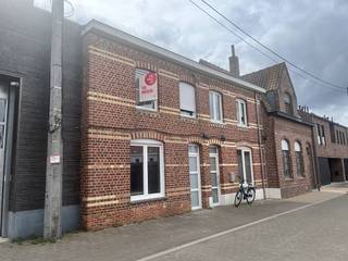 Op zoek naar een instapklaar huurhuis in Ieper? Ontdek dit recent vernieuwde huis in de Sterrestraat 6, ideaal gelegen in een rustige buurt...