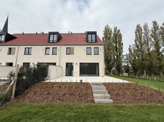 <p><span>Bien cachée sous le clocher de l'église, au milieu du pittoresque centre du village de Wakkerzeel, à deux pas de Louvain et à proximité de toutes les routes principales, nous avons le plaisir de proposer à la location cette maison jumelée de 4 chambres à coucher et 2 salles de bain. </span></p><p><span> </span></p><p><span>Cette maison neuve très économe en énergie, entièrement livrée dans les règles de l'art et construite avec des matériaux durables et d'excellente qualité, dispose d'une surface habitable utile d'environ 242 m² et d'un grand jardin donnant sur une réserve naturelle.  </span></p><p><span>Cette maison nouvellement construite, située sur un terrain de pas moins de 1709 m² dans un style architectural rural et intemporel, est finie à un niveau élevé et est équipée de tout le confort moderne, à savoir chauffage par le sol partout, pompe à chaleur air-eau, 12 panneaux solaires et récupération d'eau de pluie, ce qui contribue à une vie économe en énergie et respectueuse de l'environnement. Le loyer comprend également 2 places de parking intérieures, 1 place de parking extérieure, une cave individuelle et un local à vélos. </span></p><p><span>#En bref, une véritable opportunité pour les personnes qui souhaitent vivre de manière économe en énergie, spacieuse, intemporelle et luxueuse dans un environnement calme, accueillant pour les enfants et vert, dans un endroit unique. Disponible immédiatement. Durée minimale du bail : 3 ans. Une visite s'impose. Pour les décideurs rapides.</span></p>