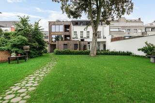 Dit lichtrijke appartement bevindt zich op de eerste verdieping van een karaktervol, volledig gerenoveerd pand in het hart van Wijnegem. Gelegen op de hoek van de Merksemsebaan en de Turnhoutsebaan geniet u hier van een centrale ligging met winkels, supermarkten, openbaar vervoer en andere voorzieningen op wandelafstand. Bovendien zorgen de nabijheid van de E313 en de Antwerpse Ring voor een uitstekende bereikbaarheid.<br /><br />Het appartement maakt deel uit van een uniek woonproject waarbij een historisch neoclassicistisch gebouw werd omgevormd tot vijf stijlvolle appartementen, met behoud van authentieke elementen.<br /><br />U bereikt het appartement via de ruime trappenhal of met de lift, die rechtstreeks uitgeeft in de leefruimte. De inkomhal beschikt over een bijzonder authentiek trapsegment dat een charmant accent vormt, evenals een apart gastentoilet.<br /><br />Aansluitend op de leefruimte bevinden zich de slaapkamer met ensuite badkamer en een praktische berging met aansluitingen voor wasmachine en droogkast, alsook de technische installaties.<br /><br />Aan de achterzijde van het appartement vindt u de keuken en eetruimte. De keuken is volledig uitgerust met een koelkast, inductiekookplaat met geïntegreerde dampkap, vaatwasser en combi-oven.<br /><br />Als extra troef beschikt dit appartement over een aangenaam inpandig terras waar u in alle rust kunt genieten van een buitenmoment.<br /><br />Pluspunten:<br />+ Centrum locatie<br />+ Zonnepanelen<br />+ Energiezuinig<br />+ Lucht-water warmtepomp<br />+ Vloerverwarming<br />+ Fietsenstalling<br /><br />Heeft U interesse in dit appartement en wenst U een bezoek ter plaatse? Aarzel niet van ons te contacteren via 03 337 50 70 of info@vbvastgoed.be <br />Ook benieuwd naar de waarde van uw eigendom? Wij komen graag vrijblijvend bij U ter plaatse.