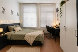 ENKEL VOOR STUDENTEN!!<br />`Deze moderne studentenkamer bevindt zich in een recent gebouwd vlakbij campussen van AP en de UA. De kamer is efficiënt ingericht en biedt een comfortabele leefruimte voor studenten.<br /><br />Kenmerken van de kamer:<br /><br />Eigen Douche: De kamer beschikt over een eigen douche, wat extra comfort en privacy biedt.<br />Gemeenschappelijke Keuken: Er is een goed uitgeruste, gemeenschappelijke keuken beschikbaar waar je je maaltijden kunt bereiden en andere studenten kunt ontmoeten.<br />Gedeeld Terras/Tuin: Het complex beschikt over een gedeeld terras en tuin, perfect om te ontspannen, te studeren in de buitenlucht of om sociale contacten te leggen met medebewoners.<br /><br />Extra Informatie:<br />Maandelijkse Lasten: De maandelijkse lasten bedragen €100, inclusief alle kosten zoals water, elektriciteit, internet en schoonmaak van de gemeenschappelijke ruimtes.<br />Ligging: Gelegen in een bruisende en centraal gelegen wijk, zijn alle benodigde faciliteiten zoals de universiteit, bibliotheek, winkels en gezellige cafés op loopafstand bereikbaar.<br />Deze studentenkamer biedt een ideale combinatie van privacy en gemeenschappelijke ruimtes, waardoor het de perfecte plek is om te wonen tijdens je studietijd in Antwerpen.