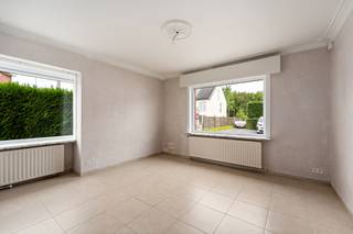br&gt;Te koop: woning in Kapellestraat, Zulte, met tuin en oprit naast de woning.<br /><br />Deze woning uit 1969 biedt een solide basis en een gunstige ligging in een rustige, residentiële buurt met vlotte toegang tot invalswegen. Dankzij het EPC-label C geniet u van een energiezuinige woonomgeving. De oprit naast de woning zorgt voor extra parkeermogelijkheden en comfort. <br /><br />Belangrijkste ruimtes:<br />• Lichte woonkamer met voldoende plaats voor een zit- en eethoek<br />• Functionele keuken (vernieuwd in 2017)<br />• Twee slaapkamers met voldoende ruimte voor kasten<br />• Badkamer met inloopdouche<br />• Inkomhal die toegang biedt tot de leefruimtes<br />• Berging voor extra opslag<br />• Kelder voor praktische bergruimte<br />• Zolder met extra opbergmogelijkheden<br />• Apart toilet<br />• Tuin (45 m²) met mogelijkheden voor terras of beplanting<br /><br />Troeven:<br />• EPC-label C – energiezuiniger wonen<br />• Zeer goede ligging nabij invalswegen<br />• Oprit naast de woning voor extra parkeergelegenheid<br /><br />Neem vandaag nog contact op met uw ERA-makelaar voor een bezoek.<br /><br />JOUW DROOMHUIS. ZO GEVONDEN!