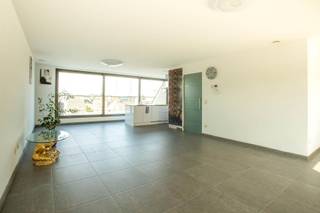 Modern 2 slaapkamer appartement in het centrum van Sint-Job met een groot terras en garagebox.Gelegen op de 3e verdieping, bereikbaar met lift of...