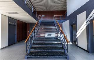 Kantoor ruimtes te huur op een gerenoveerde site in Hasselt. Zeer goede ligging, vlakbij het centrum en de Ring van Hasselt.<br /><br />Kantoor Unit 0.06 : 161m²<br /><br />- bel + intercom<br />- sanitaire voorzieningen + onderhoud<br />keuken<br />- voldoende parking