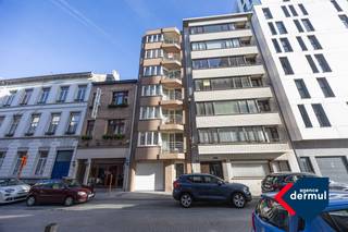 Ontdek dit prachtig appartement op de vijfde verdieping, met twee volwaardige slaapkamers en een praktische slaaphoek, perfect voor gasten of...