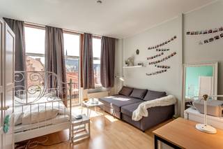 Cette chambre étudiante spacieuse et meublée se caractérise par son emplacement extrêmement central. La Grand-Place de Louvain, des magasins, des restaurants, des arrêts de bus, etc., sont accessibles en une minute à pied.Cette pièce baignée de lumière est située à l'avant du bâtiment, au deuxième étage. La salle est durablement fini et a son propre lavabo. Le mobilier comprend: un bureau avec une chaise de bureau, un lit sans matelas et une armoire. Le prix de cette chambre est de 475 €, ce qui comprend le loyer du mobilier, l'eau et l'électricité, le nettoyage des parties communes, le chauffage, Internet, la contribution à l'assurance incendie avec une assurance responsabilité locataire et recours, une taxe sur les séjours secondaires. et taxe d’étudiant. Cette salle est réservée aux étudiants! Demander des informations sans engagement via: +32 16 22 82 22