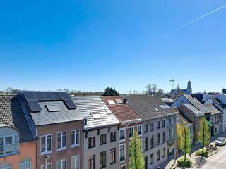 Modern en energiezuinig duplex appartement met ruim terras van 40,5 m² in hartje Lier.<br />In een kleinschalige residentie met slechts vier entiteiten bevindt zich dit stijlvol afgewerkte duplex appartement. Het gebouw is voorzien van een lift.<br />Het appartement beschikt over een lichtrijke leefruimte met een volledig geïnstalleerde open keuken, subtiel geïntegreerd in een nis. Aansluitend geniet u van een uitzonderlijk ruim en zonnig terras van maar liefst 40,5 m², ideaal om in alle rust te ontspannen of gasten te ontvangen.<br />Verder omvat het appartement drie volwaardige slaapkamers en twee badkamers, wat zorgt voor optimaal comfort voor gezinnen of wie extra ruimte wenst.<br />Daarnaast zijn er een apart gastentoilet en een praktische berging. Extra berging is er onder de vorm van een ruime zolder die bereikbaar is via luik met vouwtrap. <br />Extra troeven:<br />Autostaanplaats met laadmogelijkheid voor elektrische wagen (verplicht aan te kopen aan 30.000 euro)<br />Mogelijkheid tot aankoop van een tweede autostaanplaats<br />Overdekte fietsenstalling voor 4 fietsen<br />Energiezuinig en duurzaam - nieuwbouw - attentieverklaring label A (EPC wordt opgemaakt na het plaatsen van de zonnepanelen).<br />Hoogwaardige, luxueuze afwerking<br />Veel bergruimte<br />Nieuwbouw mogelijk aan slechts 6% btw (onder voorwaarden)<br />Gelegen in het centrum van Lier, met winkels, horeca, openbaar vervoer en andere voorzieningen op wandelafstand en de stadsvesten in de onmiddellijke omgeving.<br />Een ideale woonst voor wie comfort, ruimte en een uitstekende ligging weet te waarderen.