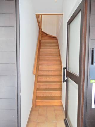 <p>Dit instapklaar duplexappartement met achteraan een ruim zuidwestelijk gelegen terras is terug te vinden in het centrum van Meulebeke.<br />In de nabije omgeving zijn tal van supermarkten, horeca, scholen, ... <br />Gratis parkeermogelijkheden zijn aanwezig in de buurt.<br /><br />Indeling:<br />GV: inkomhal.<br /><br />1e V: woonkamer met centrale verwarming gas - keuken met elektrisch koken, oven, dampkap, vaatwas, koelkast met diepvriesvak en spoelbakken - berging met ingemaakte kast.<br /><br />2e V: nachthal met mogelijkheid tot het plaatsen van een kast - 2 ruime slaapkamers met centrale verwarming gas - badkamer met lavabomeubel, ligbad met mogelijkheid tot douchen, aansluiting voor wasmachine en mogelijkheid tot het plaatsen van een droogkast - apart toilet.<br /><br />Algemeen:<br />- EPC 199 - label B<br />- 137 m² bewoonbare oppervlakte<br />- Videofoon aanwezig<br />- Volledig geschilderd<br />- Nieuw omheind terras<br />- Rolluiken aanwezig in woonkamer en slaapkamer achteraan<br />- Lamellen aanwezig in woonkamer<br />- Geen lift aanwezig<br />- Vrij vanaf 01/11/2026<br /><br />Huurprijs: € 690/maand.</p>