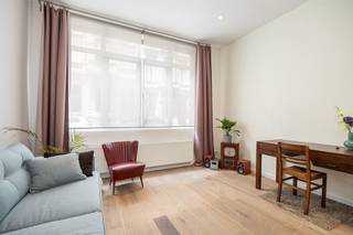 <p><span>Op zoek naar een instapklaar appartement op een toplocatie in de stad? Dan zit je hier goed. Dit charmante gelijkvloers appartement combineert een gezellige leefruimte met een moderne keuken, een rustige slaapkamer en een leuke stadskoer. Ideaal voor starters, alleenstaanden of als slimme investering, op wandelafstand van het Centraal Station.</span></p><p><span> </span></p><p><span>Licht, warm &amp; praktisch ingericht</span></p><p><span>Je komt binnen in de inkomhal, die uitgeeft op alle ruimtes van het appartement. Vooraan bevindt zich de gezellige leefruimte van 18 m², waar het daglicht mooi binnenvalt dankzij de grote raampartijen. De mooie parketvloer en hoge plafonds zorgen hier voor een warme, aangename sfeer. Je hebt voldoende plaats voor een comfortabele zithoek én een eettafel.</span></p><p><span>Verder door wandel je richting de keuken achteraan. Die is strak ingericht met witte kasten, een 4-pits gasvuur, ingebouwde oven, dampkap en plaats voor een vaatwasser. De praktische bar maakt van deze keuken een fijne plek om snel te ontbijten of gezellig aperitieven met vrienden.</span></p><p><span>Aansluitend ligt de betegelde stadskoer, een onderhoudsvriendelijk buitenplekje met weinig inkijk waar je in alle rust kan genieten van een koffietje of een zomerse avond.</span></p><p><span> </span></p><p><span>Rustig slapen in hartje stad</span></p><p><span>De slaapkamer bevindt zich achteraan het appartement, weg van de straatzijde, waardoor je hier heerlijk rustig slaapt. Ook hier ligt dezelfde warme parketvloer als in de leefruimte en zorgen de grote ramen voor aangenaam natuurlijk licht.</span></p><p><span>De compacte badkamer is volledig betegeld en uitgerust met een douche, hangtoilet, wastafel en handdoekradiator. Alles wat je nodig hebt, netjes en praktisch ingericht.</span></p><p><span> </span></p><p><span>Unieke buurt middenin de stad</span></p><p><span>Je woont hier in ‘den Dreihoek’, een supergezellige buurt met heel wat mooie herenhuizen. Je zit hier vlakbij het centraal station, de Provinciestraat en de bruisende Turnhoutsebaan, maar daar merk je hier weinig van! Het voordeel: je bent hier goed geconnecteerd met de stad en het openbaar vervoer, hebt allerlei (buurt)winkels op afstand, net als toffe koffiebars en restaurants</span><span>.</span></p><p><span> </span></p><p><span>Maatregelenregister: in aanvraag</span></p><p><span> </span></p><p><span> </span></p>