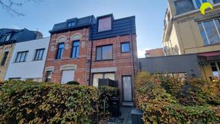 Perfectly located on the beautiful Lindenlei in Mortsel, we find this duplex apartment with a roof terrace.Layout:We reach the 1st floor of this...