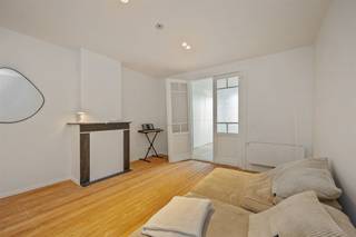 <p><strong>Charmant en Lichtrijk Appartement op bovenste verdieping.</strong></p><p> </p><p></p><p></p><p>Dit recent vernieuwde appartement combineert authentieke charme met hedendaags wooncomfort. De hoge plafonds, originele plankenvloer en grote raampartijen creëren een warme, lichtrijke en uitnodigende leefomgeving. De ruime living vormt het hart van de woning en baadt in het natuurlijke licht. De vernieuwde keuken is praktisch ingericht en voorzien van moderne toestellen. Aansluitend bevindt zich een handige berging. De badkamer is stijlvol afgewerkt en beschikt over een inloopdouche, toilet en wastafel. De slaapkamer is ruim en rustig gelegen, ideaal voor een goede nachtrust. Gelegen op de bovenste verdieping, geniet u van maximale rust en geen bovenburen.</p><p> </p><p>Tot slot is er nog een kelderberging aanwezig.</p><p> </p><p></p><p></p><p>Het appartement is gunstig gelegen aan de rand van Antwerpen. U woont hier in een rustige straat met een uitstekende bereikbaarheid. Winkels, openbaar vervoer en de belangrijkste invalswegen bevinden zich op korte afstand.</p><p> </p><p></p><p></p><p><strong>TROEVEN</strong></p><p>+ Hoge plafonds en originele plankenvloer</p><p>+ Veel lichtinval dankzij grote raampartijen</p><p>+ EPC B</p><p>+ Asbestveilig</p><p>+ Geen gemeenschappelijke kosten</p><p>+ Elektriciteit conform AREI</p><p>+ Recent vernieuwd met behoud van charme</p><p>+ Privatieve kelderberging</p>