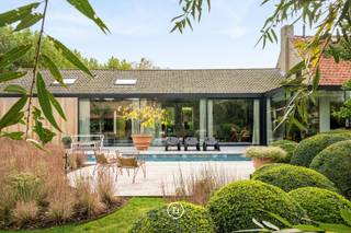 Aan de rand van de Hertsbergse bossen, verscholen achter een statige oprijlaan, bevindt zich deze uitzonderlijke eigendom op een prachtig perceel...