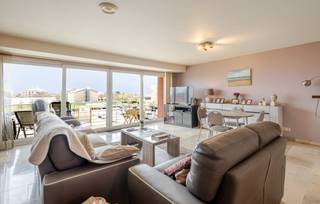 Dit aangename appartement combineert ruimte, licht en een gunstige ligging vlakbij alle voorzieningen en zee. Ideaal voor wie comfortabel wil wonen in een goed bereikbare omgeving. U betreedt het appartement via een inkomhal die toegang biedt tot de verschillende ruimtes. De ruime en lichtrijke leefruimte met zuidgerichte oriëntatie geniet van een overvloed aan natuurlijk licht. Aansluitend bevindt zich een diep balkon waar u in alle rust kan genieten van de zon. De volledig uitgeruste keuken sluit naadloos aan op de leefruimte. Het appartement beschikt over drie slaapkamers, waarvan twee ruime kamers. De derde slaapkamer is momenteel open ingericht, maar kan eenvoudig afgesloten worden. Deze kan ook perfect dienen als bureau of hobbyruimte. De badkamer is ingericht met een wastafel en douche. Voor extra comfort is er een apart toilet. Extra troef is de privatieve berging op verdieping -1, die zorgt voor bijkomende praktische opbergruimte. Kortom, een instapklaar appartement op een uitstekende locatie waar u zonder zorgen meteen kan intrekken. Interesse? Neem dan vandaag nog contact op voor een bezoek! <br /><br />Verwarming: Gas | EPC: 99 kWh/m² ~ UC: 0003838129-RES-1 | Oppervlakte: +/- 105 m² (totale indicatieve opp. op basis van EPC-attest) | Overstromingsgevoeligheid: P-Score: A (A0202/00T002), G-score: A (ID 19497061) | Stedenb. inlichtingen: Woongebied, Vergund, Geen gerechtelijke of maatschappelijke maatregelen opgelegd, Geen voorkooprecht, Geen verkavelingsvergunning