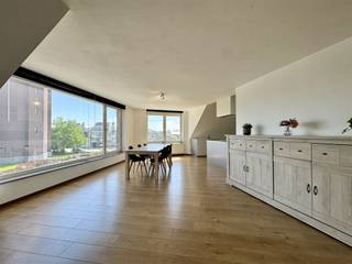 <p>Ontdek dit uitzonderlijk ruime en lichtrijke appartement van maar liefst 119 m², waar comfort en functionaliteit hand in hand gaan. Dankzij de doordachte indeling en kwalitatieve afwerking is dit de ideale woonplek voor wie houdt van ruimte, licht en een centrale ligging.</p><p>Het appartement beschikt over een royale woonkamer met veel lichtinval, die naadloos overgaat in een open, volledig uitgeruste keuken. De badkamer is voorzien van een douche en toilet, en daarnaast is er een praktische en ruime berging aanwezig. Het appartement beschikt momenteel over 1 slaapkamer, maar wordt indien gewenst door de eigenaar opgedeeld in twee slaapkamers van 13 m². Vanuit de slaapkamer heeft u directe toegang tot het aansluitende zonneterras, waar je in alle rust kan genieten van de buitenlucht. Bovendien is het appartement perfect strategisch gelegen in het hartje van Willebroek, met alle voorzieningen binnen handbereik. Als extra troef bevindt het zich in een kleinschalig gebouw met slechts drie eenheden, wat zorgt voor zeer lage maandelijkse lasten.</p><p>Dit appartement combineert een royale oppervlakte met een topligging en lage kosten, wat het een unieke opportuniteit maakt voor zowel eigen bewoning als investering. Een bezoek zal je meteen overtuigen van de charme en het potentieel.</p>