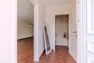 Ontdek deze op te frissen gezinswoning met ruime tuin gelegen te Hemelrijkstraat 18 in Beerse. De woning bevindt zich op een rustige locatie op wandelafstand van het centrum en alle nodige voorzieningen. Binnenin beschikt de woning over 3 slaapkamers en een vaste trap naar de zolder die verdere mogelijkheden biedt voor afwerking. Buiten geniet u van voldoende parkeermogelijkheid, een carport en een gezellige tuin. <br /><br />Indeling: <br />Gelijkvloers:<br />- Inkomhal<br />- Gastentoilet<br />- Leefruimte<br />- Keuken<br />- Veranda met zicht op de tuin<br />- Nachthal<br />- Slaapkamer 1<br />- Slaapkamer 2<br />- Slaapkamer 3<br />- Badkamer<br />- Traphal met vaste trap naar de zolder<br /><br />Verdieping: <br />- 2 ruimtes die ingericht kunnen worden als slaapkamer of hobbykamer<br /><br />Bijzonderheden: <br />- Gunstige EPC<br />- Zonnepanelen + thuisbatterij 10kWh<br />- 2020: nieuwe ramen<br />- 2020: nieuwe warmwaterboiler<br />- 2020: vloerisolatie geplaatst<br /><br />Mis deze kans niet en plan een bezoek in!<br /><br />0497 27 14 64<br />camilla@albert.immo<br />www.albert.immo<br /><br />Bij Albert kom je thuis!<br /><br />Voor alle foto's en interactieve plannen verwijzen wij naar onze website: www.albert.immo