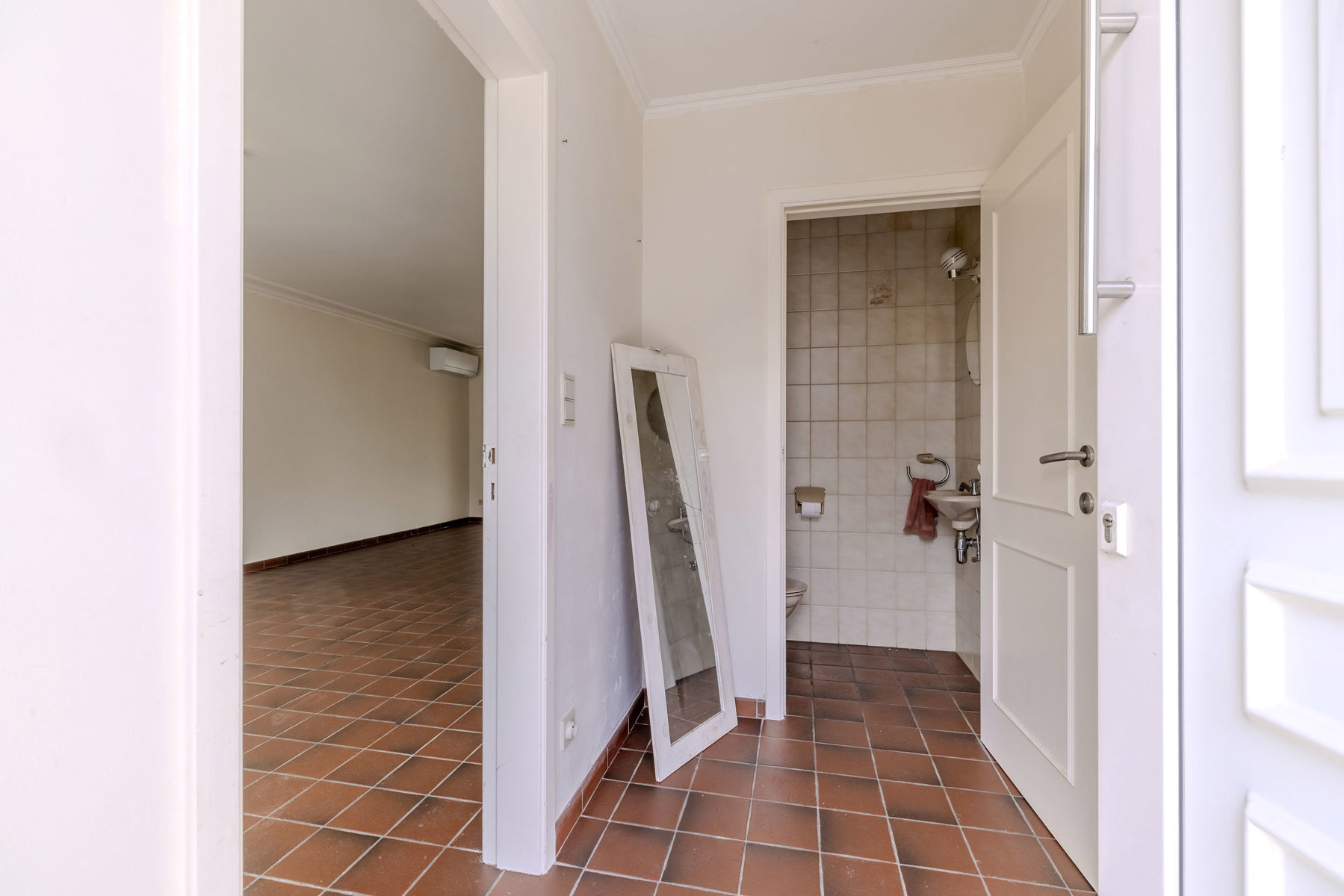 Op te frissen, energiezuinige woning met 3/4 slpks en tuin - foto 2