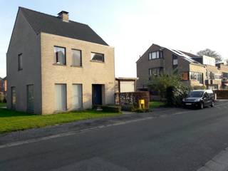Mooi en rustig gelegen bouwgrond met mogelijkheid tot realisatie van een eengezinswoning in halfopen bebouwing. Het perceel heeft een breedte van 11.5 m en biedt ruimte voor een volwaardige woning met aangename buitenruimte, in een groene en beschutte omgeving.<br /><br />De bijgevoegde schets illustreert het maximaal bouwbare volume volgens het geldende RUP nr. 9 (Merelbeke-Station). <br /><br />Het perceel is momenteel deels ingericht als tuin, met een tuinhuis, serre, terras en kleine vijver. De bestaande groenstructuur biedt, mits onderhoud en snoeiwerk, een goede basis voor de toekomstige tuininrichting.<br /><br />Vastgoedinlichtingen voor overdracht zijn aangevraagd. <br /><br />De algemene voorwaarden van Dewaele DIY kunt u steeds raadplegen via dewaele.com.<br /><br />Bestuursmaatregelen in het maatregelenregister: nee
