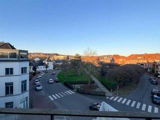 <p><span>Dit verzorgd appartement bevindt zich op de derde verdieping van de kleinschalige Residentie Cathy, een gebouw met slechts vier entiteiten, wat zorgt voor extra rust en privacy. U wordt verwelkomd via de inkomhal die toegang geeft tot de aangename en lichtrijke leefruimte met open keuken. De keuken is volledig uitgerust met een spoelbak, gaskookplaat, dampkap, oven, koelkast, vaatwasser en voldoende kastruimte. Aansluitend is er een praktische berging. Het appartement beschikt verder over twee slaapkamers, een afzonderlijk toilet en een moderne badkamer met dubbele lavabo en een stijlvolle inloopdouche. Vanuit de leefruimte geniet u van toegang tot het terras én van een mooi open uitzicht over het Mouroitplein. Extra troef is de zeer ruime zolder, bereikbaar via een zoldertrap, die tal van mogelijkheden biedt en eventueel kan worden ingericht als extra hobbyruimte, bureau of bijkomende slaapkamer. De ligging is absoluut een meerwaarde: op slechts 100 meter van de Grote Markt, met winkels, horeca en voorzieningen op wandelafstand.</span></p><p><span>Nutsvoorzieningen: water, elektriciteit (dubbel tarief), centrale verwarming op gas, dubbel glas, lift</span></p><p><span> </span></p>