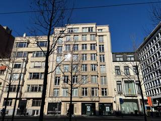 <strong>Verhuurd commercieel gelijkvloers </strong>op centrale locatie langs de Leien en vlakbij de Meir en het Centraal Station. <br />Het gebouw zelf  heeft een klassevolle uitstraling met 14 appartementen een handelspand. <br />Het handelspand is sinds 2006 verhuurd aan dezelfde huurder (kapperszaak). <br /><br />Indeling: Kapperssalon; wasruimte; bureauruimte; keuken; sanitair; gemeenschappelijke tuin. Individuele kelderberging. <br /><br /><strong>Bijzonderheden:</strong>
<ul>
	<li>Huurder betaald momenteel € 1.900,- per maand.  </li>
	<li>EPC C.</li>
</ul>