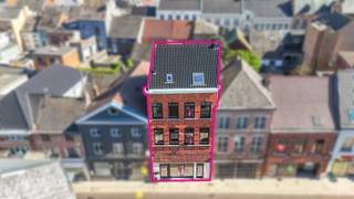 <p>Gelegen in een levendige winkelstraat in het hart van Diest, bieden wij u dit volledig gerenoveerde opbrengsteigendom aan, bestaande uit een handelsruimte en twee wooneenheden. Dit pand onderging een totaalrenovatie van A tot Z en verkeert in absolute topstaat.</p>
<p>Gelijkvloers, handelsruimte (±70 m² + terras)<br />De handelsruimte beschikt over een aparte inkom en geniet van een uitstekende visibiliteit dankzij het grote raam aan de voorzijde. De ruimte omvat een open handelsgedeelte, een aparte vergaderruimte en een volledig ingebouwde keuken. Daarnaast is er een gastentoilet aanwezig. Achteraan bevindt zich een aangenaam terras van ca. 10 m².</p>
<p>1ste verdieping, appartement (±70 m² + terras van 20 m²)<br />Via de aparte inkom bereikt u het appartement op de eerste verdieping. De indeling is als volgt: inkomhal, twee slaapkamers aan de voorzijde, een lichtrijke woonkamer centraal, en achteraan een volledig ingerichte keuken en badkamer met toilet. Dit appartement beschikt bovendien over een ruim terras van ca. 20 m² aan de achterzijde.</p>
<p>2de verdieping, duplex appartement (±120 m² + terras van 10 m²)<br />Op de tweede verdieping bevindt zich een ruim duplex appartement. Hier vindt u een woonkamer met trap naar de bovenliggende verdieping, een volledig geïnstalleerde keuken, badkamer met toilet en een terras van ca. 10 m². Op de bovenverdieping bevinden zich twee slaapkamers.</p>
<p>Pluspunten:<br />- Volledig vernieuwd van A tot Z;<br />- Nieuwe leidingen, elektriciteit, vloeren, dak, keuken en badkamer;<br />- Verwarming op gas, apart per entiteit;<br />- Individuele meters voor elk appartement en handelsruimte;<br />- Hoog plafond voor extra ruimtelijk gevoel;<br />- Achtergevel volledig geïsoleerd en afgewerkt met crepi;<br />- Kelder aanwezig;<br />- Instapklaar zonder verdere kosten!<br />- Hoog rendement met strategische investeringen<br /><br />Maatregelen opgenomen in het Maatregelenregister: nee</p>
<p>Dit pand biedt een uitstekende opportuniteit voor investeerders die op zoek zijn naar een zorgeloze investering met een aantrekkelijk rendement, gelegen op een toplocatie.<br /><br />Voor een bezichtiging of meer informatie; Bel ons op 078/78.78.70 of kom gewoon langs op ons kantoor, u bent steeds welkom!</p>