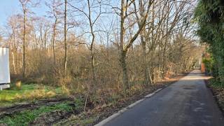 Zeer rustig en residentieel gelegen bouwgrond van 12 are voor open bebouwing - achteraan palende aan groene omgeving (bosgebied).Gunstig gelegen op...