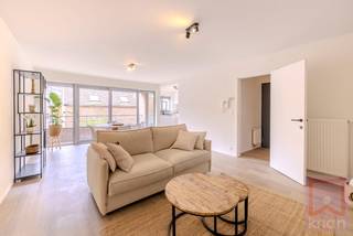 Welkom in dit prachtig gerenoveerde appartement waar comfort en kwaliteit centraal staan. Het appartement werd volledig hedendaags gerenoveerd...