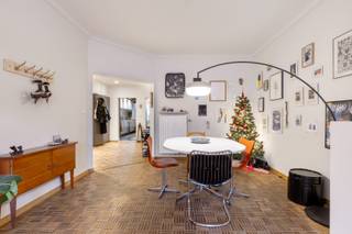 Dit appartement is perfect voor wie wil genieten van het leven in 't Stad en van de rust van een tuin. U wordt verwelkomd in een royale inkomhal die de tijdloze elegantie van de architectuur uit de midden-twintigste eeuw ademt, met een duurzame vloer in terrazzo en een statige marmeren trap.<br /><br />De centrale hal van het appartement geeft toegang tot alle ruimtes. De eet- en woonkamer waar voldoende plaats is om het gezellig te maken. De badkamer met toilet, dubbele lavabo, wasmachine/droogkast en inloopdouche.<br /><br />De slaapkamer met aparte dressing heeft zicht op terras en tuin met andere woorden de beste plek van het appartement om wakker te worden.<br /><br />Via de volledig geïnstalleerde keuken heb je toegang tot het ruime terras van 75m² en de gemeenschappelijke tuin. De tuin wordt gedeeld met het andere appartement op het gelijkvloers.<br /><br />Er bestaat de mogelijkheid om een ondergrondse, inpandige staanplaats bij te nemen. De kelderberging is inclusief.<br /><br />Dit appartement is perfect voor iedereen die op zoek is naar een comfortabele en praktische woning in Antwerpen. Met zijn gunstige ligging, ruime indeling en buitenruimte, is het de ideale plek om te wonen. Het appartement is momenteel verhuurd aan interessante voorwaarden tot tenminste 17/02/2028.