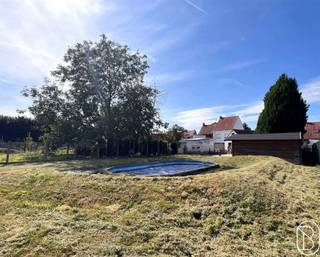 TOFFE DEGELIJKE DEELS GERENOVEERDE WOONST MET GROTE TUIN, GARAGE en veel POTENTIEEL! INDELING: inkomhal, gezellige leefruimte met pelletkachel, aansluitend de open keuken met extra ontbijthoek, grote wasruimte / berging, slaapkamer, badkamer (ligbad, douche en dubbele lavabo), apart toilet, en de veranda. Op het verdiep vinden we nog 2 slaapkamers (momenteel 1 ruimte maar makkelijk in 2 slaapkamers te maken). GARAGEBOX met automatische poort. GROTE TUIN met terras en omheind + AANWEZIGHEID ZWEMBAD! TROEVEN: grote tuin, centrale verwarming op gas, VEEL POTENTIEEL! Bezoek na afspraak met IMMO BEGUIN: 0486/606 600 of info@immobeguin.be