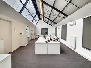 In bedrijvencentrum Intraxie te Roeselare-Rumbeke bevindt zich dit instapklaar kantoor van ca. 85m².De ideale coworking-locatie waarbij u een eigen afgesloten bureel heeft en mee kan genieten van de collectieve voorzieningen zoals ondermeer een gezellige binnentuin, bar, ingerichte keuken met alle voorzieningen, zongericht terras,.. Dit zijn enkele van de troeven die de ruimtes aangenaam en anders maken naar de standaard kantoren.Door deze gemeenschappelijke ruimtes slagen de ondernemingen er ook in elkaar te ontmoeten binnen het centrum en gezamenlijk aan projecten te werken, wat door vele bedrijven als een extra troef wordt aanzien!Op heden zijn onder andere volgende partijen hier gevestigd: renovatie-, schildersbedrijf, architectenkantoor, ingenieurskantoor, webbedrijf, ...* Voorzieningen kantoor:- verwarming op gas- airco- verlichting- veel natuurlijke lichtinval* Gemeenschappelijke meeting room met smartboard, keuken, sanitair, bar zijn bijkomende ruimtes die gebruikt kunnen worden. * Parking op de siteUitstekende ligging door vlotte bereikbaarheid, nabij op-en afrit Roeselare-Izegem.Kortom een opportuniteit indien u op zoek bent naar een locatie waar coworking mogelijk is en waar gebruik gemaakt kan worden van de verschillende faciliteiten zoals de meeting rooms, ingerichte keuken, binnentuin, terras, ...Bent u op zoek naar bedrijfsvastgoed bestaande uit een kantoor ter beschikking gesteld in Roeselare? Aarzel dan niet om ons te contacteren op het nummer 051 21 22 23.