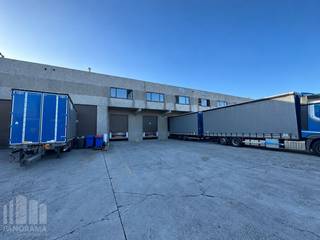 Logistiek magazijn van +/- 2.000 m² met kantoorruimte te huur op het LAR in Rekkem. Strategisch gelegen op het internationale transportcentrum LAR, nabij de E17 en E403 en de Franse grens, met een uitstekende bereikbaarheid voor nationaal en internationaal goederenvervoer.<br /><br />Het magazijn beschikt over een oppervlakte van +/- 2.000 m², een vrije hoogte van 6 m en een polybetonvloer. Dankzij de aanwezigheid van 3 laadkades en 1 sectionale poort is een efficiënte laad- en loswerking gegarandeerd. Boven de laadkades bevindt zich ca. 100 m² kantoorruimte, aangevuld met sanitaire voorzieningen.<br /><br />De site biedt bovendien ruime parkeermogelijkheden en voldoende buitenruimte, wat bijdraagt aan een vlotte logistieke organisatie.<br /><br /><strong>Kleinere of grotere oppervlaktes ook beschikbaar op de site, voor meer info neem gerust contact.</strong><br /><br />Contacteer PANORAMA B2B voor bijkomende (technische) inlichtingen, plannen of een vrijblijvend plaatsbezoek op 056 222 562.